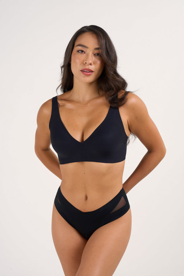 Mujer con sujetador sin aros Shapeher en beige, vista frontal con escote en V